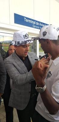 Após atender a imprensa, Dudamel foi até os torcedores do Atlético, que foram impedidos pela PM de entrar no aeroporto