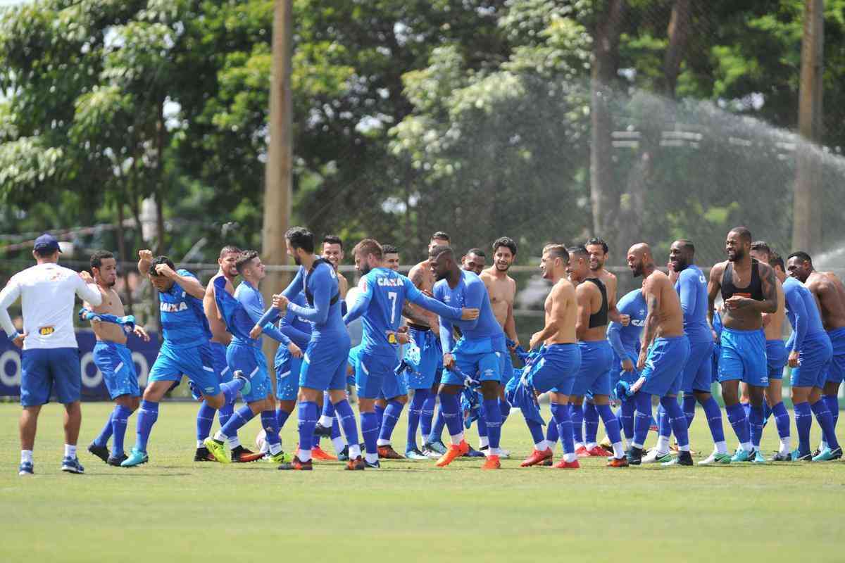 Mancuello foi 'batizado' pelos jogadores do Cruzeiro nesta sexta-feira (Alexandre Guzanshe/EM D.A Press)