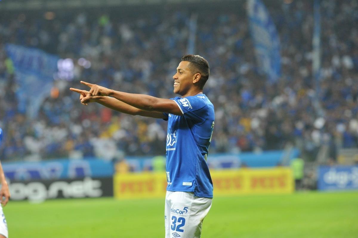 Aps bela jogada de Pedro Rocha, Thiago Neves marcou para o Cruzeiro