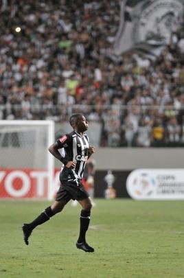 Robinho entrou em campo aos 10 do segundo tempo e teve estreia discreta pelo Atltico