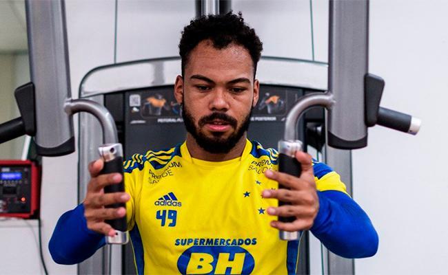 Claudinho voltou aos trabalhos no Cruzeiro nesta sexta-feira