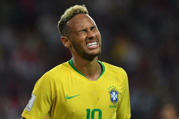 Poucas quedas, assistência e 'ousadia': a atuação de Neymar contra a Sérvia