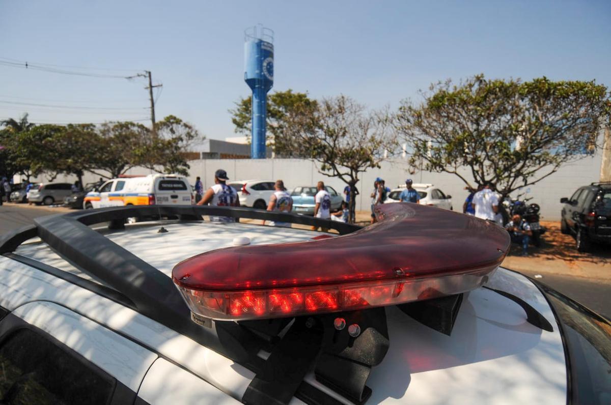 Torcedores protestam em frente  Toca da Raposa II