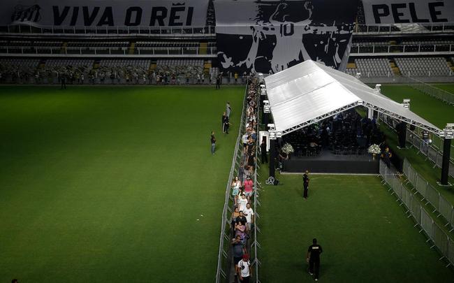 Os últimos momentos do velório de Pelé, na Vila Belmiro, estádio do Santos.