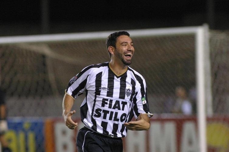 Guilherme - 28 gols em 2003