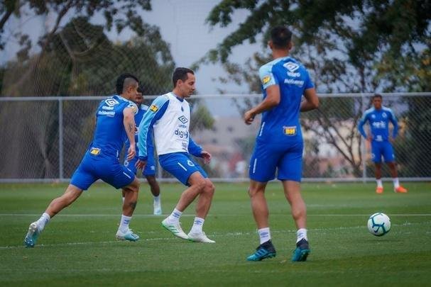 Treino do Cruzeiro nesta segunda-feira, na Toca da Raposa II. Time de Rogrio Ceni enfrenta o Cear na quarta-feira, s 19h30, no Castelo, em Fortaleza, pela 21 rodada do Campeonato Brasileiro