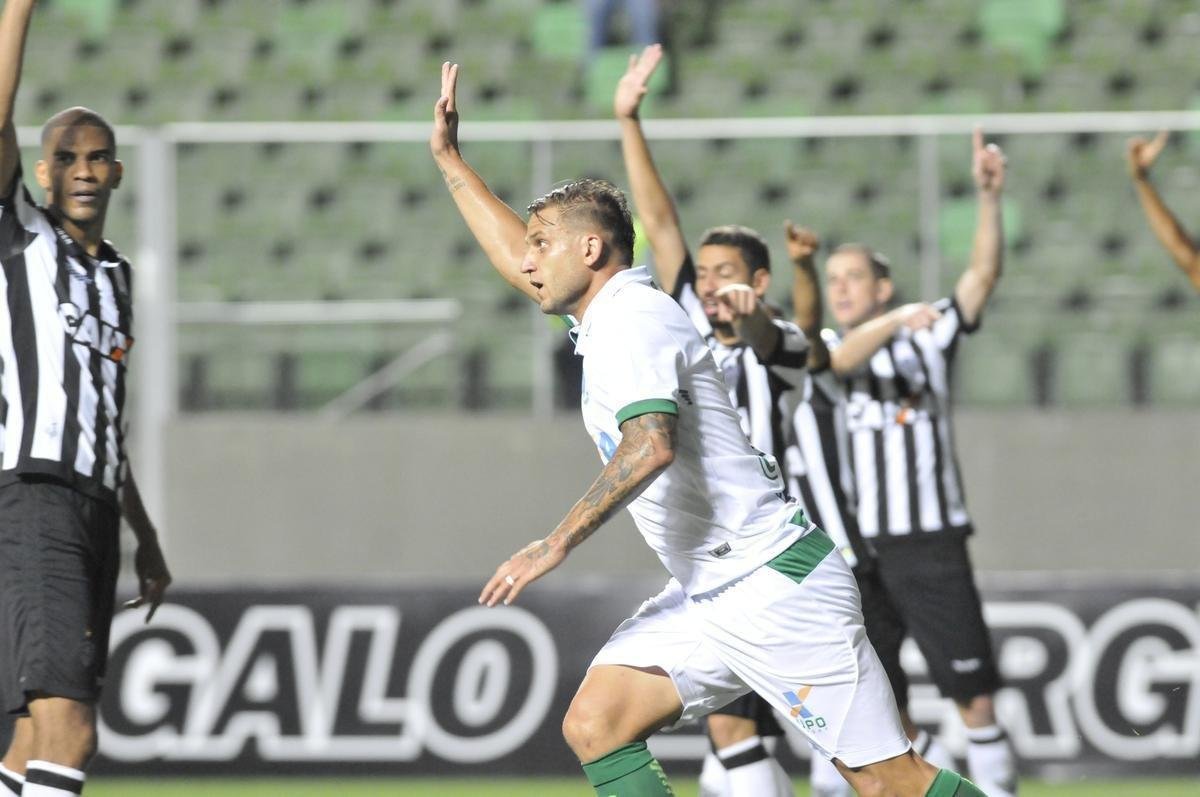 No segundo tempo, Amrica marcou gol em impedimento e lance gerou muitas reclamaes