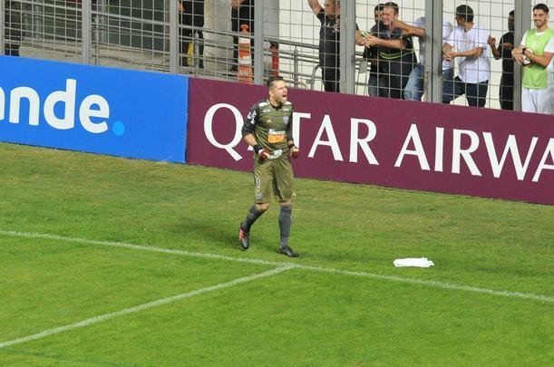 Depois de vitria do Atltico por 1 a 0 no tempo normal, Victor pegou trs pnaltis do Unin La Calera e levou o time alvinegro s oitavas de final da Sul-Americana
