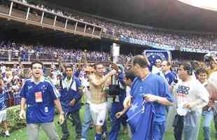 H 10 anos, Cruzeiro levantava a taa de campeo brasileiro depois da vitria por 5 a 2 sobre o Fluminense. Neste domingo, o time celeste receber o trofu do tricampeonato em duelo com o Bahia, no Mineiro.