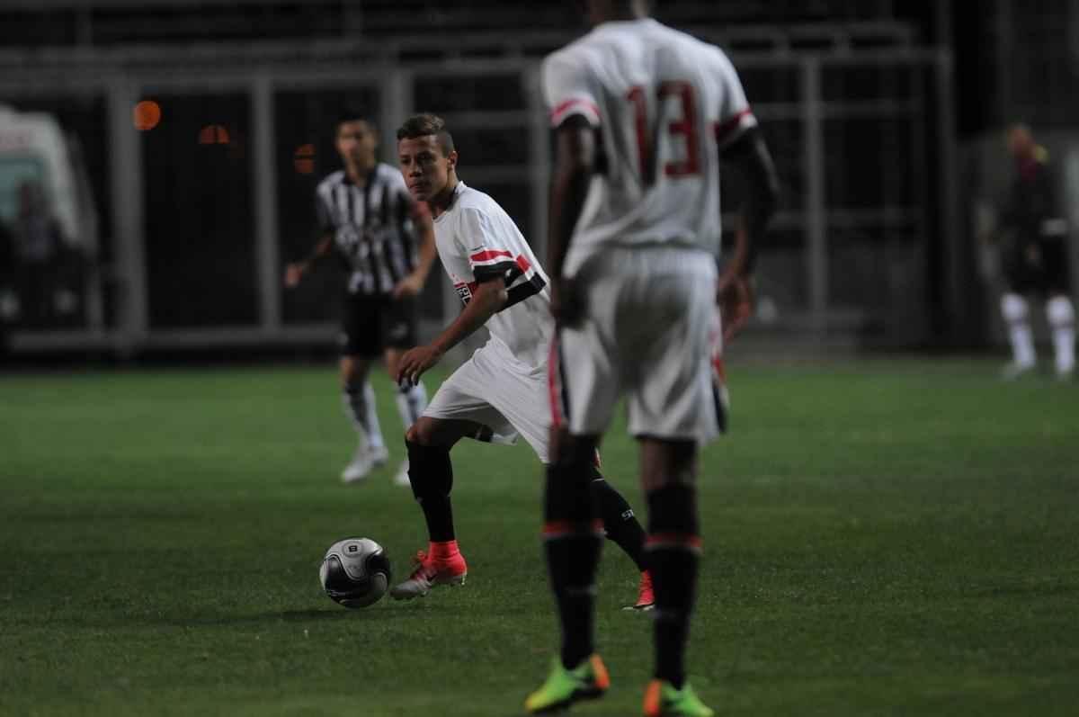 Galinho  goleado pelo So Paulo por 4 a 1, no Independncia, nas semifinais da Taa BH Sub-17