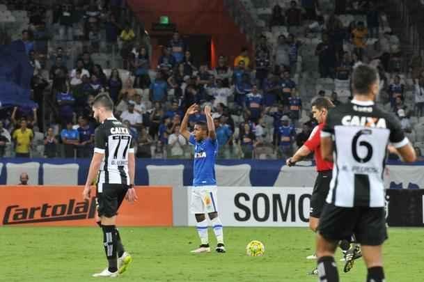 Veja imagens de Cruzeiro x Figueirense, que fizeram jogo movimentado no Mineiro