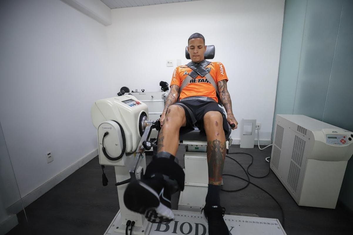 Nesta tera-feira (18), o Atltico realizou o segundo dia de trabalhos na pr-temporada 2022. Novamente com trabalhos fsicos, os atletas fizeram atividades na academia e tambm de corrida nos campos da Cidade do Galo, em Vespasiano. Ausncia, o atacante Jefferson Savarino busca solucionar burocracias para retornar da Venezuela e se juntar ao grupo alvinegro.