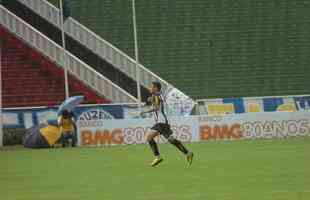 7 - O segundo gol de Rver pelo Atltico foi justamente num clssico contra o Cruzeiro, em 24 de outubro de 2010. O time alvinegro venceu aquela partida por 4 a 3, no Parque do Sabi, em Uberlndia. Os outros trs gols foram marcados por Obina.