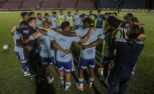 Jogadores do Cruzeiro reunidos antes do jogo com o Sampaio Corra