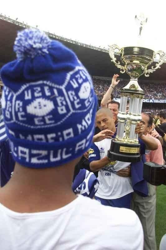 Depois da vitria por 2 a 1 sobre o Paysandu naquele 30 de novembro, no Mineiro, resultado que confirmou o ttulo brasileiro de 2003 com duas rodadas de antecedncia, jogadores do Cruzeiro, comisso tcnica e diretoria promoveram uma grande festa no gramado. Sem a taa oficial da CBF, o elenco deu a volta olmpica com trofus simblicos. Os mais de 75 mil presentes festejaram a indita Trplice Coroa no futebol brasileiro. Antes, o clube celeste j havia conquistado o Campeonato Mineiro de forma invicta e a Copa do Brasil.