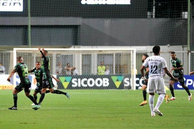 Felipe Azevedo abriu o placar para o Amrica sobre o Grmio: 1 a 0