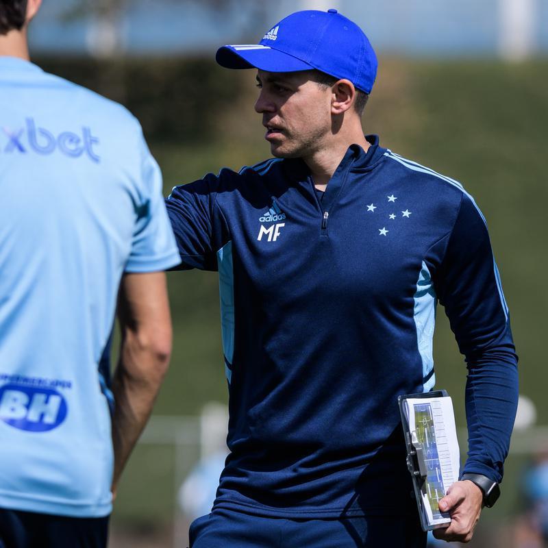 Fotos do treino do Cruzeiro nesta quinta-feira (4), na Toca da Raposa II, em Belo Horizonte. Time celeste enfrentar o Tombense no sbado, s 19h, no Mineiro, pela Srie B.