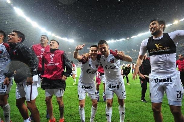 Atltico perdeu por 4 a 3 para o Coln nos pnaltis e foi eliminado da Copa Sul-Americana. Goleiro argentino Burin defendeu penalidades de Rver e Cazares