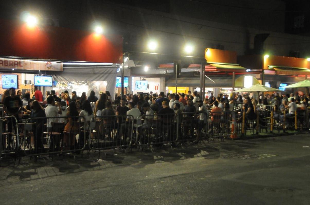 Torcedores do Cruzeiro acompanham jogo com o Confiana pela TV em bares de Belo Horizonte