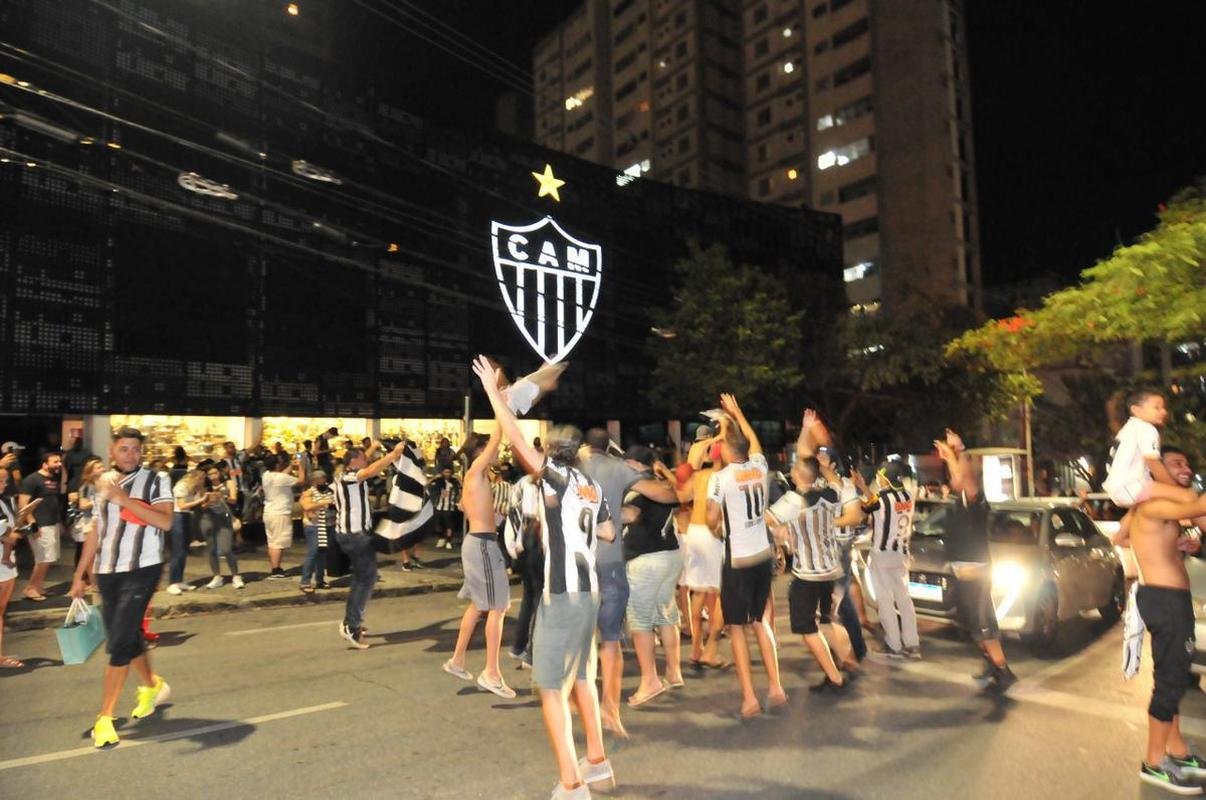 Fotos da festa e do buzinao da torcida do Atltico em frente  sede do clube, no bairro de Lourdes, em BH. Centenas de pessoas foram ao local para festejar, de forma antecipada, o ttulo brasileiro de 2021