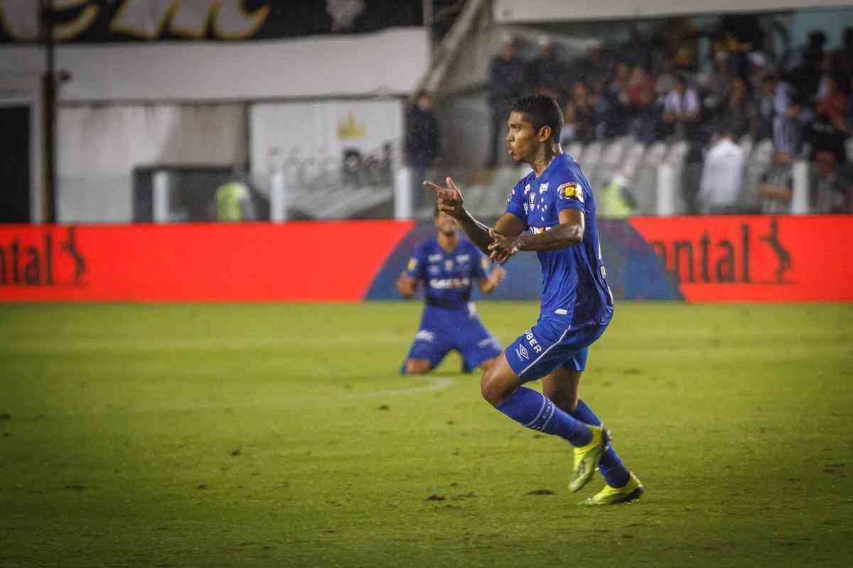 Acionado no segundo tempo, o atacante Raniel acertou chute colocado no canto do goleiro Vanderlei e assegurou o triunfo ao time celeste por 1 a 0, na Vila Belmiro, em 1 de agosto.