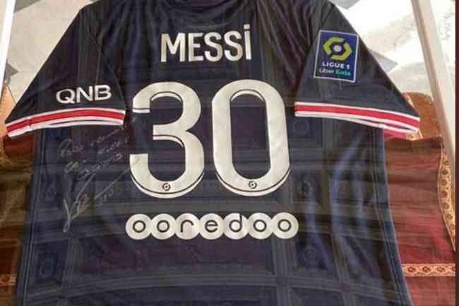 'Para Francisco, com muito carinho', diz a mensagem de Messi escrita na camisa do Paris Saint-Germain para o papa