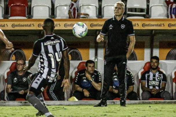Nos Aflitos, Náutico e Botafogo se enfrentaram pela 2ª fase da Copa do Brasil. Além da classificação, o triunfo valeu uma premiação de R$ 1,5 milhão.