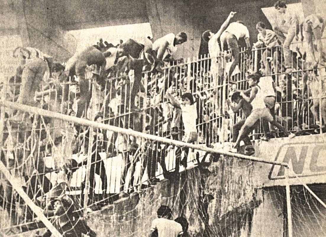 Na reabertura do estádio, e 01/08/1982, mais de 85 mil pessoas estiveram presentes, também com superlotação registrada e cenas de desespero.