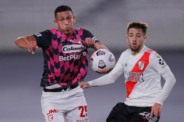 Com 25 casos simultneos de COVID-19, River Plate enfrentou Independiente Santa Fe-COL com apenas 11 jogadores disponveis e com o volante Enzo Prez improvisado como goleiro.