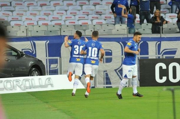 Thiago Neves aproveitou cruzamento de Sass e abriu o placar aos 2 minutos do primeiro tempo