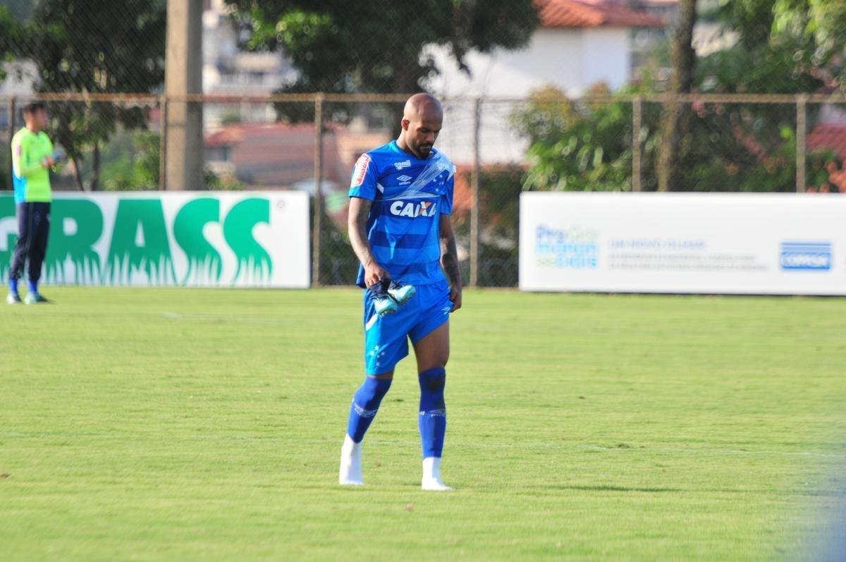 Sem Thiago Neves, que est com desgaste na panturrilha, Mano Menezes escalou o time titular do Cruzeiro no coletivo com Fbio; Lucas Romero, Leo, Murilo e Egdio; Henrique e Ariel Cabral; Robinho, Arrascaeta e Rafinha; Fred. Os reservas atuaram com Rafael; Arthur, Digo, Manoel e Marcelo Hermes; Lucas Silva, Nonoca e Bruno Silva; Rafael Marques, Rafael Sobis e Judivan