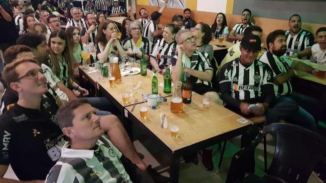 Atleticanos no Bar Devotos, em BH, durante a final da Copa do Brasil contra o Athletico-PR.
