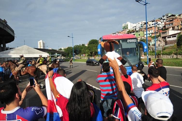 Chegada da delegao do Bahia  Fonte Nova, em Salvador