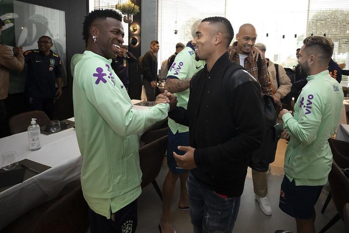 Nesta segunda-feira, os atletas que defendem clubes europeus comearam a se apresentar em Turim. Com isso, a Seleo Brasileira aguarda apenas a chegada de Marquinhos e Neymar 