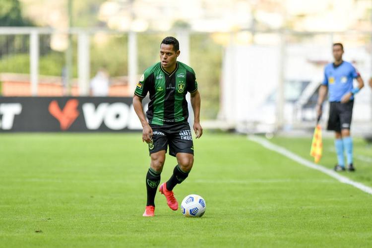 João Paulo - lateral-esquerdo do América