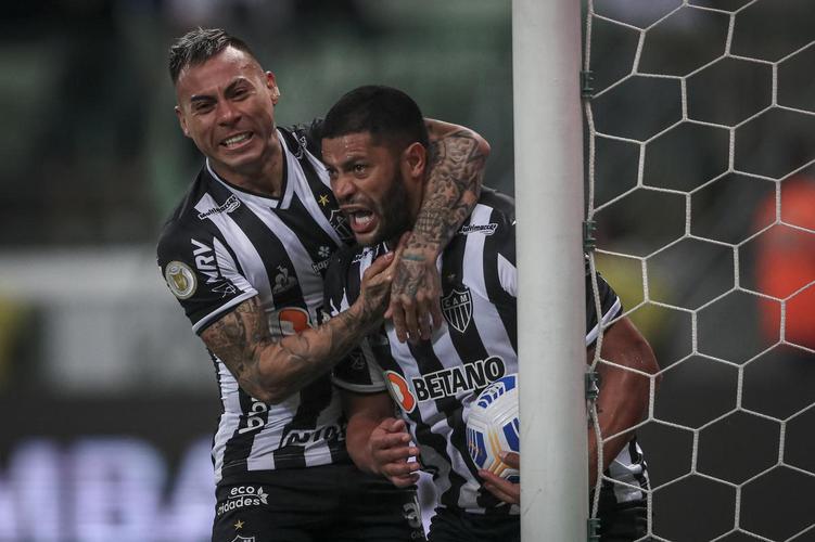 Hulk empatou novamente o jogo para o Atlético: 2 a 2