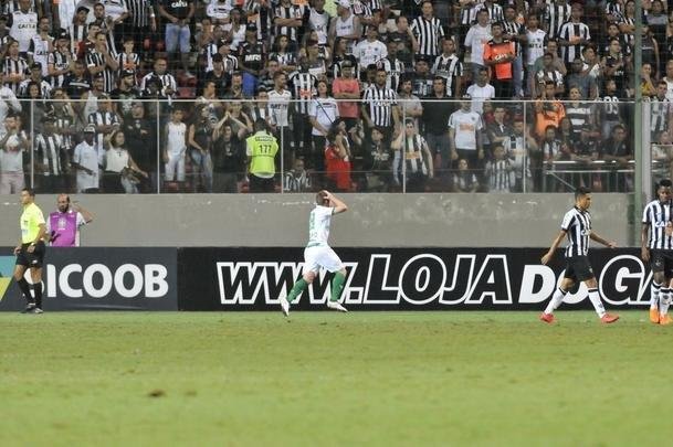 Arbitragem anulou gol do Amrica no primeiro tempo. Depois de cruzamento de Luan, Aylon concluiu para as redes. Auxiliar alegou que lateral Norberto desviou bola antes do atacante e o deixou em impedimento. Imagens de TV deixam dvida no lance.
