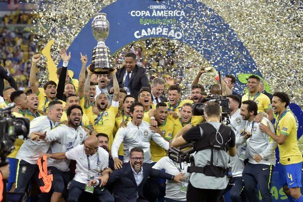 Seleção Brasileira derrota Peru por 3 a 1, conquista Copa América e ergue a taça no Maracanã; veja as fotos da festa do Brasil