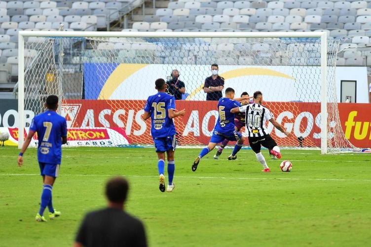 Airton marcou o gol do Cruzeiro no clssico contra o Atltico, depois de grande jogada pela esquerda