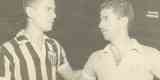 Hlio Lazarrotti jogou pelo Cruzeiro nos anos 1950. Na foto, ele ao lado do atleticano Z do Monte.