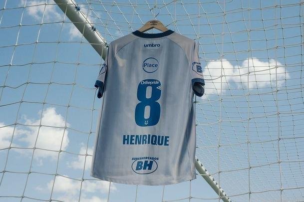 Novo uniforme do Cruzeiro traz como novidade a cor prata