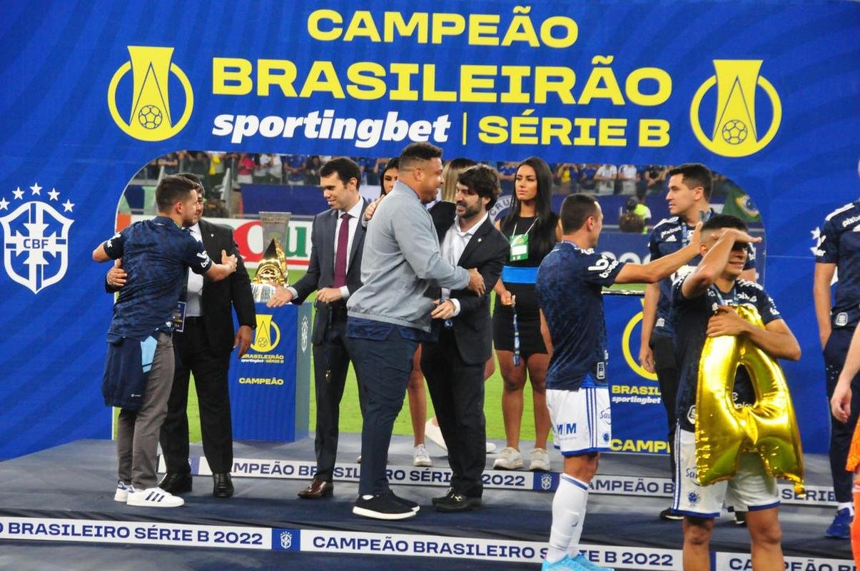 Cruzeiro levanta a taa da Srie B e faz festa no Mineiro