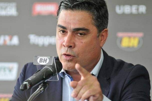 Manh desta sexta-feira foi agitada no Atltico com demisso de Oswaldo e coletiva do presidente