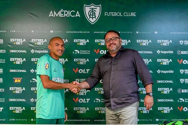 Fotos da apresentao do lateral-direito Nino Paraba no Amrica