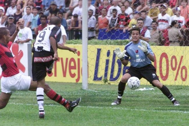 Atltico e Flamengo voltaram a fazer um confronto histrico no Brasileiro de 2004. Na briga contra o rebaixamento, o Atltico massacrou o Rubro-Negro, por 6 a 1, no Ipatingo.