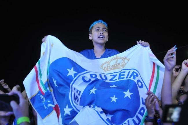 Torcedores do Cruzeiro cantam eufricos durante a Caravana em Conselheiro Lafaiete, com a visita de Ronaldo