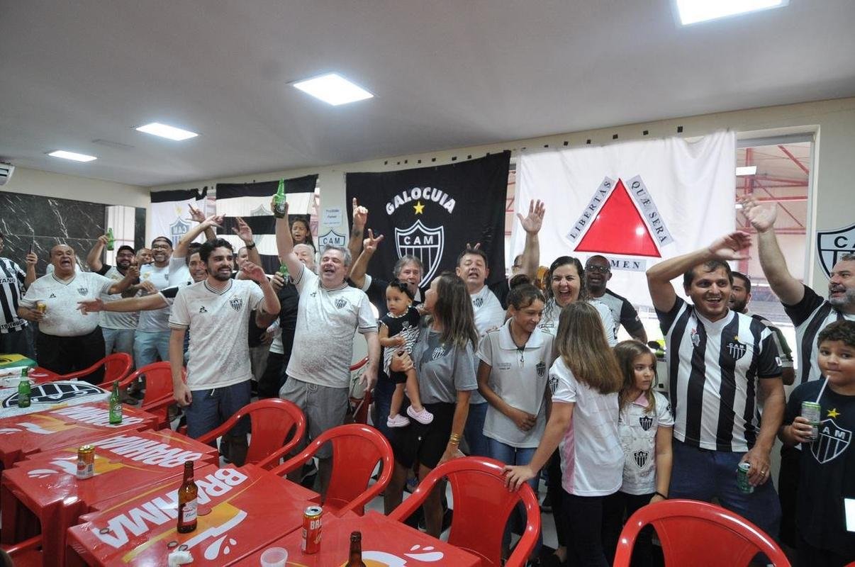 GaloCuia, nesse sbado (19), reuniu dezenas de atleticanos em 'concentrao' para a Supercopa do Brasil contra o Flamengo. As equipes se enfrentam no domingo, na Arena Pantanal, em busca do primeiro trofu da temporada 2022.