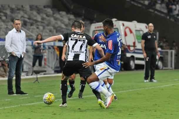 Veja imagens de Cruzeiro x Figueirense, que fizeram jogo movimentado no Mineiro
