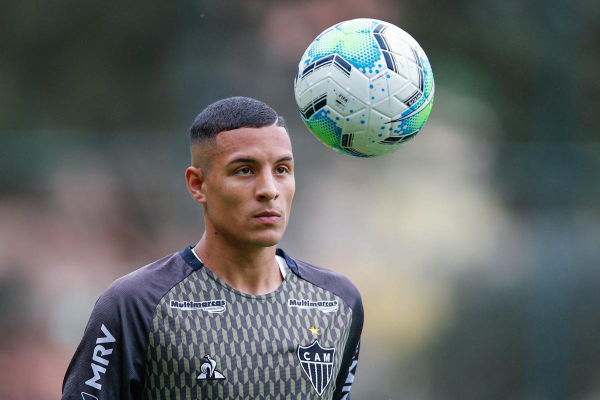 Guilherme Arana - Lateral-esquerdo recebeu o terceiro cartão amarelo no empate por 2 a 2 com o Ceará, nesse domingo, e cumprirá suspensão diante do Botafogo.