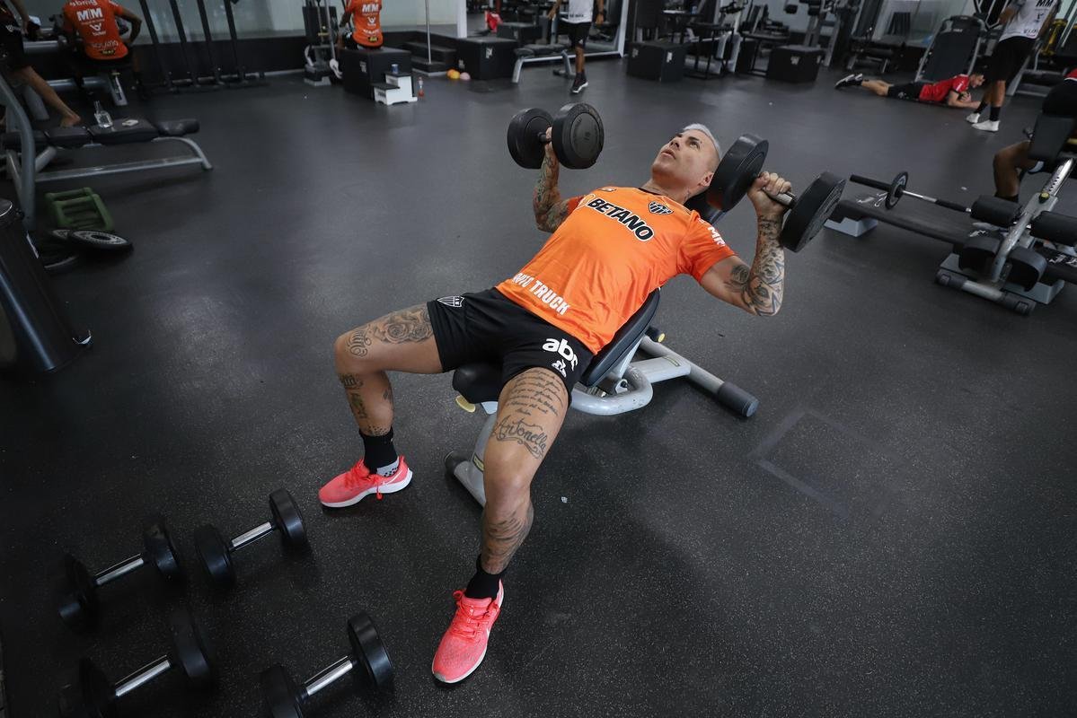 Nesta tera-feira (18), o Atltico realizou o segundo dia de trabalhos na pr-temporada 2022. Novamente com trabalhos fsicos, os atletas fizeram atividades na academia e tambm de corrida nos campos da Cidade do Galo, em Vespasiano. Ausncia, o atacante Jefferson Savarino busca solucionar burocracias para retornar da Venezuela e se juntar ao grupo alvinegro.